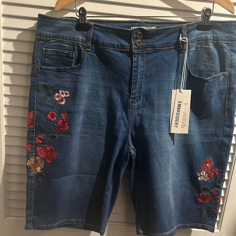 NWT Sandpiper Premium Embroidered Capri Denim with five pockets.